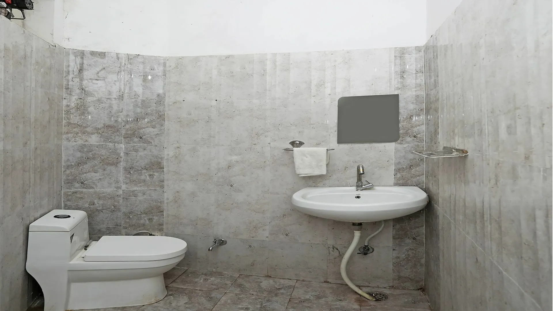 Oyo 10094 Home Elegant Stay Hiran Magri Udaipur 0*,